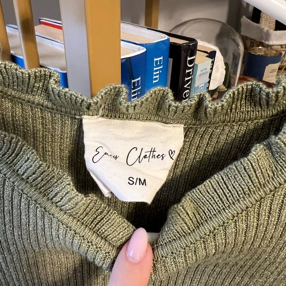 Ribbed Ruffle-Trim Sleeveless Tank - Olive Green - Picture 3 of 4